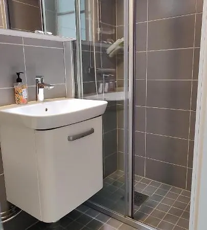 Modern Studio, Location And Free Parking Apartment